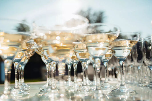 Idealny toast weselny – szampan, cava, prosecco czy wino musujące?