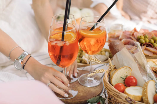 aperol trzymany przez Pannę Młodą
