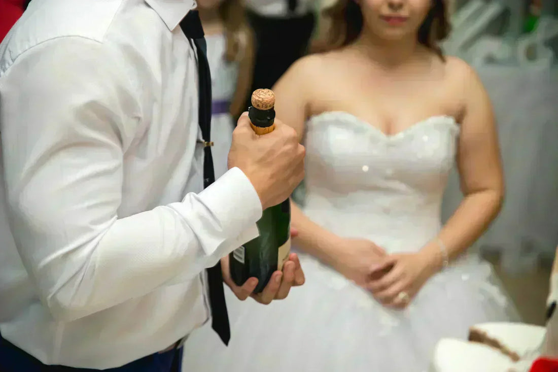 Pan młody trzymający szampana