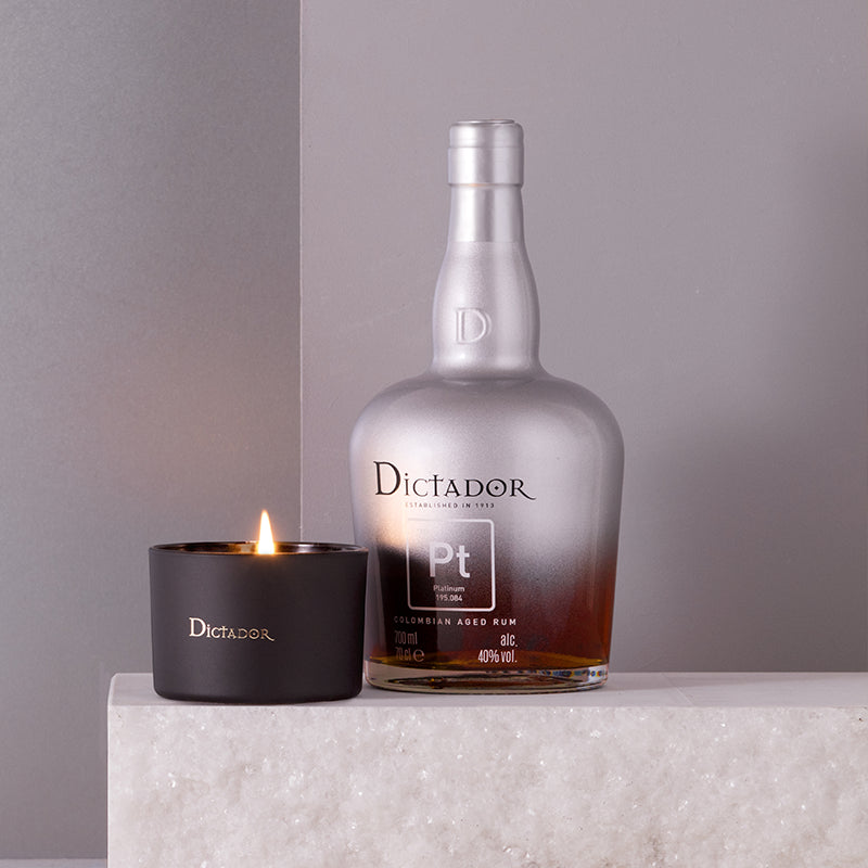RUM DICTADOR XO PLATINIUM 40% 0,7L ZE ŚWIECĄ W KARTONIKU
